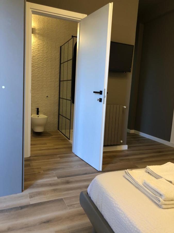 A Due Passi Dalla Scalinata Rooms 卡尔塔吉罗 外观 照片