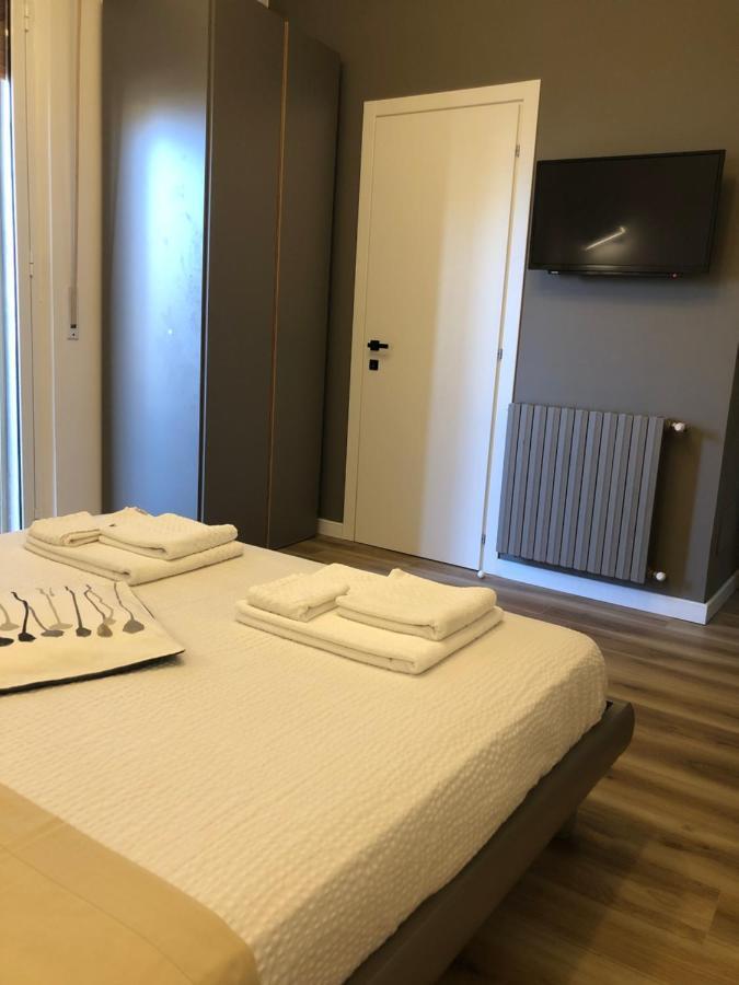 A Due Passi Dalla Scalinata Rooms 卡尔塔吉罗 外观 照片