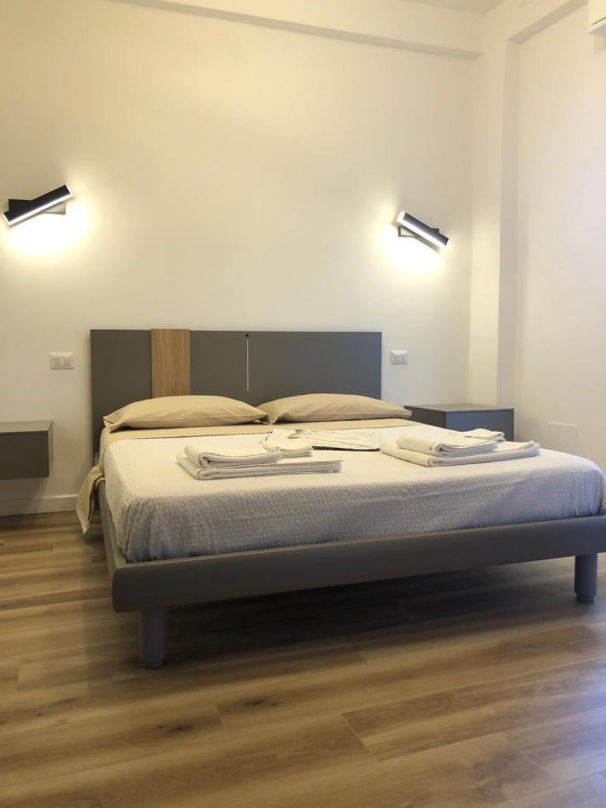 A Due Passi Dalla Scalinata Rooms 卡尔塔吉罗 外观 照片