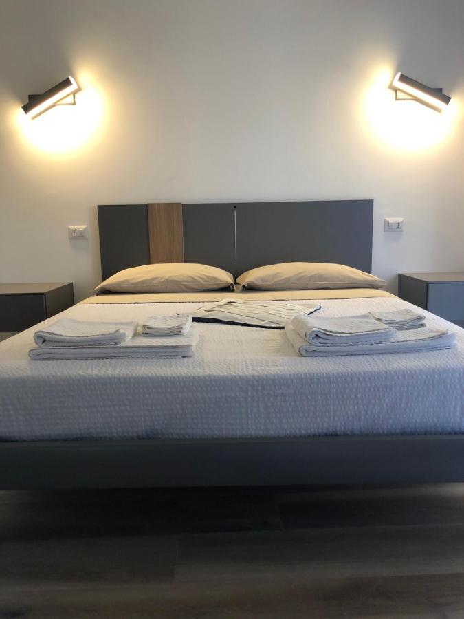 A Due Passi Dalla Scalinata Rooms 卡尔塔吉罗 外观 照片
