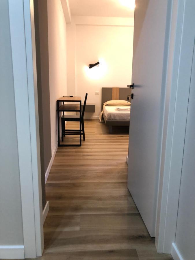 A Due Passi Dalla Scalinata Rooms 卡尔塔吉罗 外观 照片