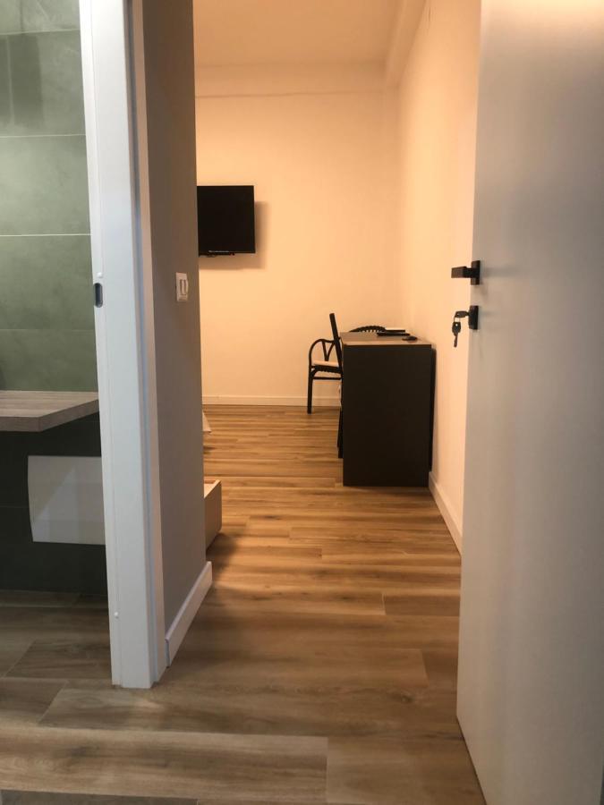 A Due Passi Dalla Scalinata Rooms 卡尔塔吉罗 外观 照片
